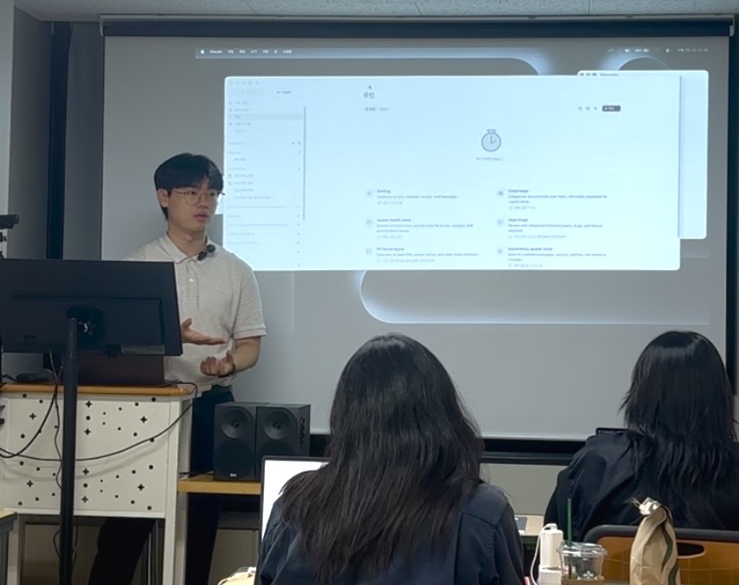 YBM 종로센터 강의장에서 화면을 보며 수업하는 장면